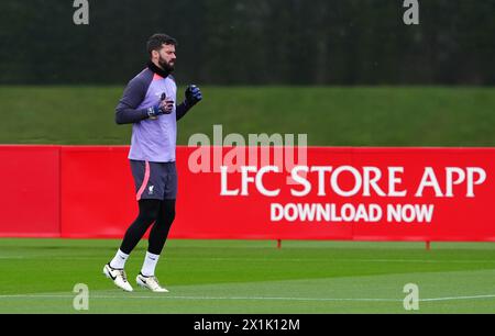 Liverpool Torhüter Alisson Becker während eines Trainings im AXA Training Centre, Liverpool. Bilddatum: Mittwoch, 17. April 2024. Stockfoto