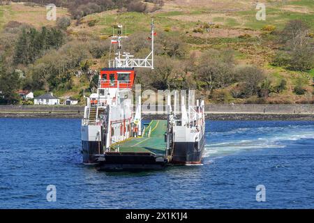 Am 13. Mai 1991 nahm die MV Loch Dunvegan, eine kleine Ro-Ro-Fähre, die von Caledonian MacBrayne betrieben wird, ihren Dienst auf. Stockfoto