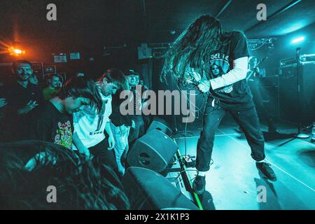 Kopenhagen, Dänemark. April 2024. Die US-amerikanische Hardcore-Punkband Cult Leader gibt ein Live-Konzert in der Stengade in Kopenhagen. Hier ist Sänger Anthony Lucero live auf der Bühne zu sehen. (Foto: Gonzales Foto - Peter Troest). Stockfoto