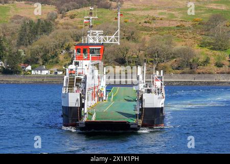 Am 13. Mai 1991 nahm die MV Loch Dunvegan, eine kleine Ro-Ro-Fähre, die von Caledonian MacBrayne betrieben wird, ihren Dienst auf. Stockfoto