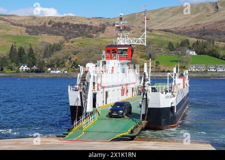 Am 13. Mai 1991 nahm die MV Loch Dunvegan, eine kleine Ro-Ro-Fähre, die von Caledonian MacBrayne betrieben wird, ihren Dienst auf. Stockfoto