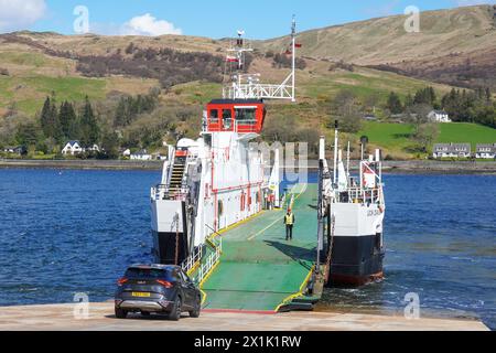 Am 13. Mai 1991 nahm die MV Loch Dunvegan, eine kleine Ro-Ro-Fähre, die von Caledonian MacBrayne betrieben wird, ihren Dienst auf. Stockfoto