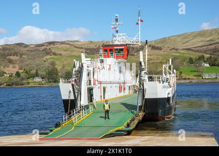 Am 13. Mai 1991 nahm die MV Loch Dunvegan, eine kleine Ro-Ro-Fähre, die von Caledonian MacBrayne betrieben wird, ihren Dienst auf. Stockfoto