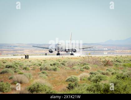 Eine KC-46 Pegasus aus der McConnell Air Force Base, Kansas, landet am 15. April auf der Edwards Air Force Base, Kalifornien. Das Flugzeug wurde nach Edwards verlegt Stockfoto
