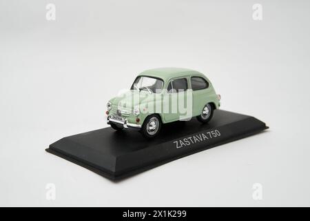 Belgrad, Serbien 04-03-2024 : Zastava 750 FICA kleines Autospielzeug - Fiat 500 1970 auf weißem Hintergrund Stockfoto