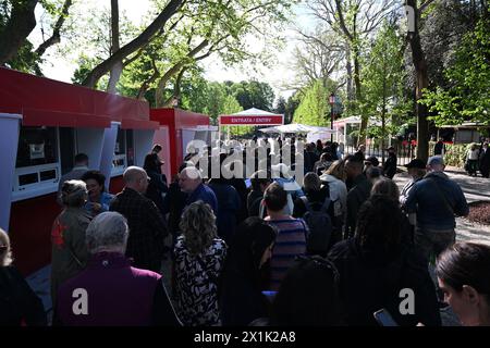 Venedig, Italien. April 2024. Besucher stehen bei der Voreröffnung im Giardini vor dem Gelände der Kunstbiennale von Venedig. Die Biennale Arte wird am 20.04.2024 eröffnet und läuft bis 24.11.2024. Quelle: Felix Hörhager/dpa/Alamy Live News Stockfoto