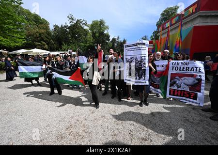 Venedig, Italien. April 2024. Demonstranten mit palästinensischer Flagge protestieren bei der Voreröffnung in den Giardini auf dem Gelände der Kunstbiennale von Venedig. Die Biennale Arte wird am 20.04.2024 eröffnet und läuft bis 24.11.2024. Quelle: Felix Hörhager/dpa/Alamy Live News Stockfoto