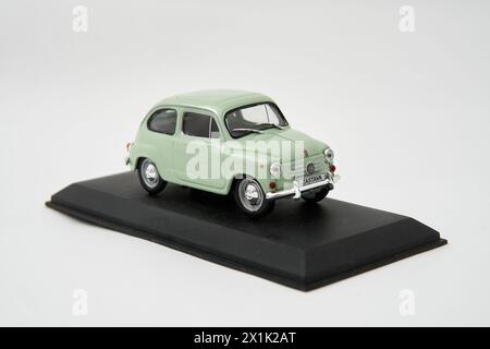 Belgrad, Serbien 04-03-2024 : Zastava 750 FICA kleines Autospielzeug - Fiat 500 1970 auf weißem Hintergrund Stockfoto