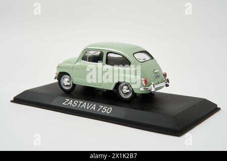 Belgrad, Serbien 04-03-2024 : Zastava 750 FICA kleines Autospielzeug - Fiat 500 1970 auf weißem Hintergrund Stockfoto