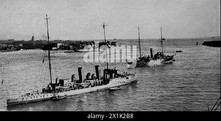 Schiffe am Eingang zum Hafen von Portsmouth. Originalfoto vom HMS Victory Masthead; der Fotograf soll S. Cribb aus Southsea sein. Ursprünglich gedruckt und veröffentlicht für die Portsmouth and Southsea Improvement Association, 1924. Stockfoto