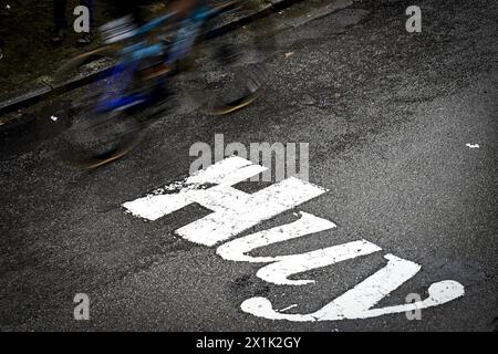 Huy, Belgien. April 2024. Illustrationsaufnahme während des Herrenrennens der „La Fleche Wallonne“, eintägiges Radrennen (Waalse Pijl - Wallonische Pfeile), 199 km von Charleroi nach Huy, Mittwoch, 17. April 2024. BELGA FOTO JASPER JACOBS Credit: Belga News Agency/Alamy Live News Stockfoto