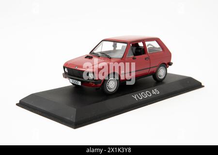 Belgrad, Serbien 04/03/2024: Yugo 45 Autospielzeug auf weißem Hintergrund Stockfoto