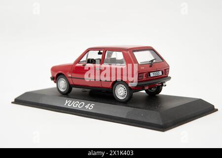 Belgrad, Serbien 04/03/2024: Yugo 45 Autospielzeug auf weißem Hintergrund Stockfoto