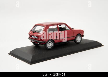 Belgrad, Serbien 04/03/2024: Yugo 45 Autospielzeug auf weißem Hintergrund Stockfoto