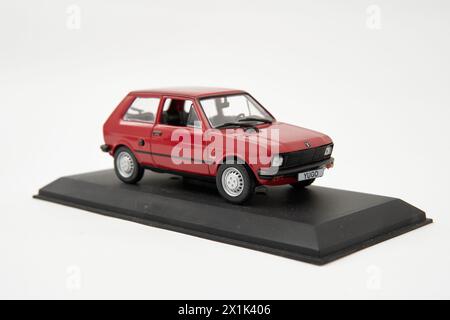 Belgrad, Serbien 04/03/2024: Yugo 45 Autospielzeug auf weißem Hintergrund Stockfoto