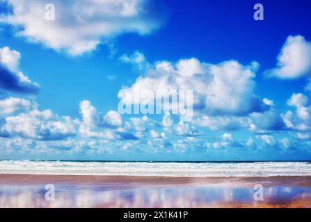 Leichte Wolken über Meer und Strand - John Gollop Stockfoto