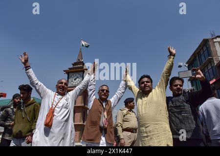 Hinduistische Anhänger schreien während einer religiösen Prozession religiöse Slogans, um das RAM Navami-fest in Srinagar zu feiern. Das fest von Ramnavami markiert die Geburt von Lord RAM und markiert den Tag mit verschiedenen Ritualen. Hindus feiern den Anlass entweder nach der Zeit, zu der sich der Mondkalender auf den neunten Tag verlagert, oder nach dem Sonnenaufgang am neunten Tag. (Foto: Saqib Majeed / SOPA Images/SIPA USA) Stockfoto