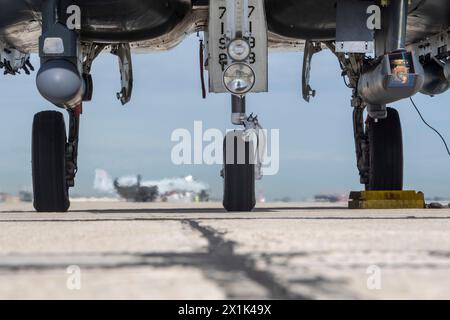 Ein F-15E Strike Eagle, der der 389. Jagdgeschwader zugeteilt wurde, wartet auf den Start während einer Hot Grube, die für Übung Double Barrel 24-1 auf dem Gowen Field durchgeführt wird. Stockfoto