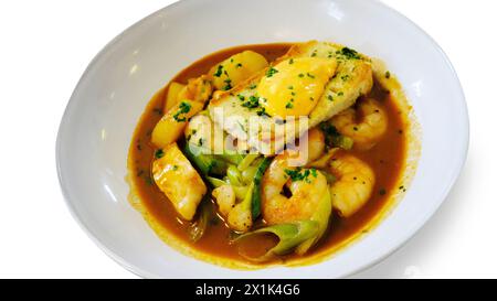 Studio-Aufnahme mit heißen Meeresfrüchten mit Tigergarnelen, Fenchel, Toast, Knoblauch und Aioli vor weißem Hintergrund - John Gollop Stockfoto