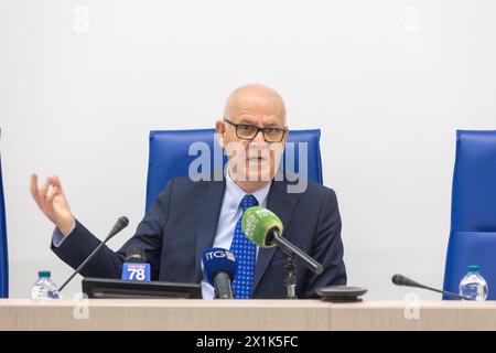 Mailand, Italien. April 2024. IL Questore di Milano Giuseppe Petronzi Incontra la stampa per il resoconto dell'anno di attività della Polizia di Stato - Cronaca - Milano, Italia - Mercoledì, 17. April 2024 (Foto Stefano Porta/LaPresse) Giuseppe Petronzi, Polizeikommissar von Mailand, trifft die Presse für den Bericht über das Jahr der Tätigkeit der Staatspolizei - Nachrichten - Mailand, Italien - Mittwoch, 17. April 2024 (Foto Stefano Porta/LaPresse) Credit: LaPresse/Alamy Live News Stockfoto