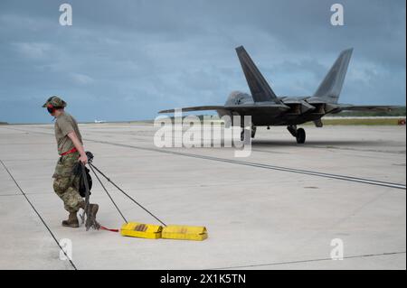 Der Senior Airman Alexander Sutherland der US Air Force, Spezialist für integrierte Luftfahrt der F-22, 90th Fighter Generation Squadron, bewegt Flugzeugkeile als ein Stockfoto