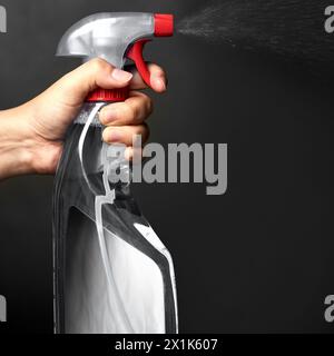 Hand, Person oder Spray für Reinigungsstudio auf schwarzem Hintergrund für Haushalts- oder Hausarbeiten. Presse, Modellraum oder sauberes Sprühen zur Reinigung Stockfoto