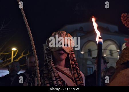 Frau, die am jährlichen paganischen Frühlingsfest Phalliphoria teilnimmt, das die Götter des Weins und der Fruchtbarkeit feiert Stockfoto