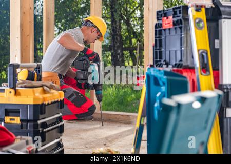 Baustelle Kaukasischer Bauarbeiter in seinen 40ern und seine professionelle Ausrüstung Stockfoto