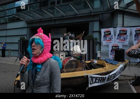 Ocean Rebellion (OR) veranstaltet ein Protestkonzert gegen einen Bergbaugipfel im Hilton in Canary Wharf, in dem seine schädlichen Auswirkungen auf die Meereslebewesen hervorgehoben werden. Der Tiefseebergbau, bei dem „Manganknollen“ aus dem Meeresboden für die Verwendung in grünen Technologien gewonnen werden, verursacht vermutlich erhebliche Umweltschäden. Sie entzieht dem Meeresboden Leben, setzt Sedimentfedern frei und erzeugt Geräusche, die Meerestiere verwirren. Die Lärmbelästigung durch den Tiefseebergbau ist hundertmal lauter als ein Raketenstart. Eine Tiefsee-Bergbaulizenz würde einen Meeresboden um ein Drittel der Größe Belgiens abreißen Stockfoto