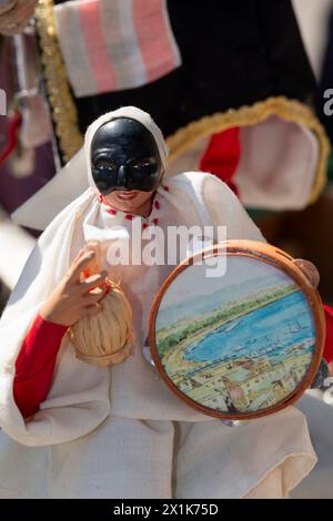 Pulcinella Traditional Neapolitan Mask singt und spielt Tamburin Stockfoto