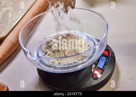 Präzisionsmessung und Sieben von Mehl über Kopf Stockfoto