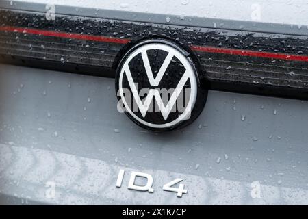 Kiew, Ukraine. April 2024. Rückansicht graues Volkswagen ID.4 vollelektrisches SUV-Coupé-Logo. LED-Rückleuchten und Fahrzeugdesign. Stockfoto