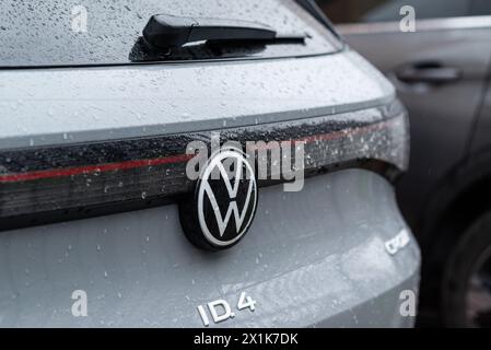 Kiew, Ukraine. April 2024. Rückansicht graues Volkswagen ID.4 vollelektrisches SUV-Coupé-Logo. LED-Rückleuchten und Fahrzeugdesign. Stockfoto