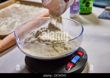 Präzisionsbacken: Mehl für hausgemachte Pasta messen - Küchennähe Stockfoto