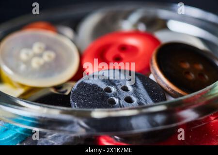 Bunte Knöpfe im Glasgefäß, Makroperspektive aus nächster Nähe Stockfoto