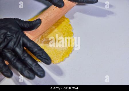 Handwerkliches Basteln von Pasta-Teig mit Nudelrolle, Nahansicht Stockfoto