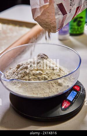 Präzisionsbacken: Mehl für Pasta-Teig gießen - erhöhte Sicht Stockfoto