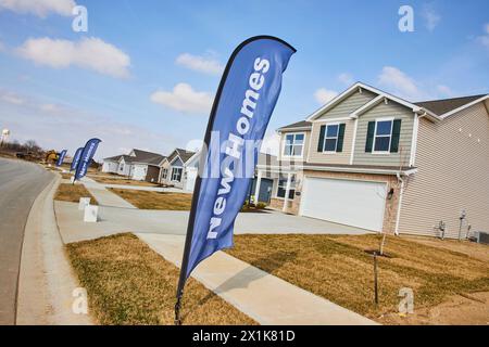 Neue Vorstadthäuser mit Verkaufsbanner, Beige House Focus Stockfoto