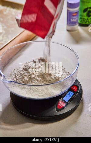 Präzisionsmehlmessung für Pasta-Vorbereitung, Küchen-Nahaufnahme Stockfoto