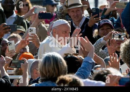 Vatikan, Vatikan. April 2024. Italien, Rom, Vatikan, 17.04.2024.Papst Franziskus während der wöchentlichen Generalaudienz auf dem Petersplatz, Vatikanstadt Foto von Alessia giuliani /Katholisches Pressefoto s. BESCHRÄNKT AUF REDAKTIONELLE VERWENDUNG - KEIN MARKETING - KEINE WERBEKAMPAGNEN. Quelle: Unabhängige Fotoagentur/Alamy Live News Stockfoto