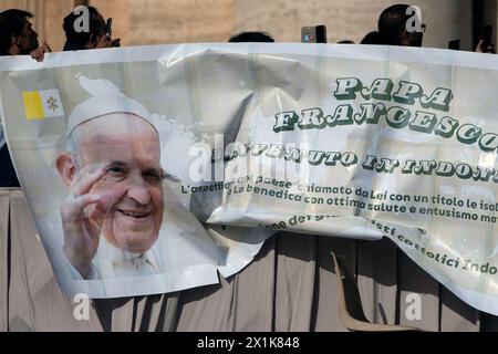 Vatikan, Vatikan. April 2024. Italien, Rom, Vatikan, 17.04.2024.Papst Franziskus während der wöchentlichen Generalaudienz auf dem Petersplatz, Vatikanstadt Foto von Alessia giuliani /Katholisches Pressefoto s. BESCHRÄNKT AUF REDAKTIONELLE VERWENDUNG - KEIN MARKETING - KEINE WERBEKAMPAGNEN. Quelle: Unabhängige Fotoagentur/Alamy Live News Stockfoto