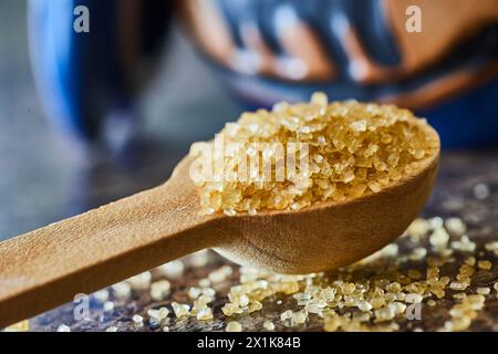 Close-up Brown Sugar in Wooden Löffel mit Backbackhintergrund Stockfoto