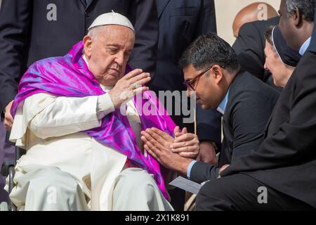 Vatikan, Vatikan. April 2024. Italien, Rom, Vatikan, 17.04.2024.Papst Franziskus während der wöchentlichen Generalaudienz auf dem Petersplatz, Vatikanstadt Foto von Alessia giuliani /Katholisches Pressefoto s. BESCHRÄNKT AUF REDAKTIONELLE VERWENDUNG - KEIN MARKETING - KEINE WERBEKAMPAGNEN. Quelle: Unabhängige Fotoagentur/Alamy Live News Stockfoto