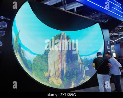 PEKING, CHIAN - 17. APRIL 2024 - Besucher sehen „Ball Screen Projektion“ im Beijing International Audiovisual Integration Equipment and Technology Stockfoto