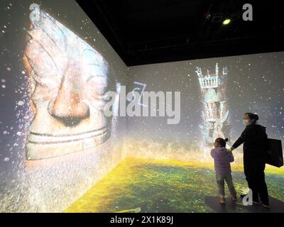PEKING, CHIAN - 17. APRIL 2024 - Besucher besuchen die Ausstellung „Meet Ancient Shu Immersive Light and Shadow Art“ im „Beijing International Audiov“ Stockfoto