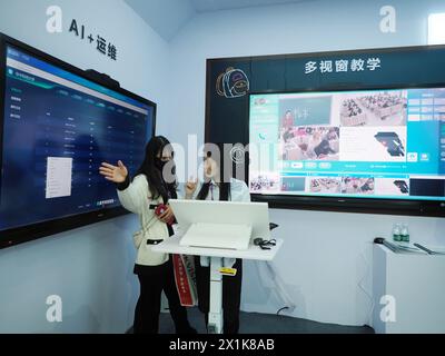 PEKING, CHIAN - 17. APRIL 2024 - Besucher besuchen die „Smart Classroom Operation and Maintenance Management Platform“ im „Beijing International AUD“ Stockfoto
