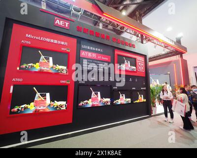 PEKING, CHIAN - 17. APRIL 2024 - Besucher besuchen die „Box Display Unit“ im Beijing International Audiovisual Integrated Equipment and Technology E Stockfoto