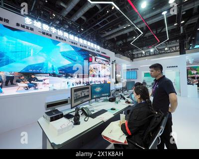 PEKING, CHIAN - 17. APRIL 2024 - Besucher besuchen das „Multi-Domain Digital Cooperative Auxiliary Command and Dispatch System“ im „Beijing International“ Stockfoto