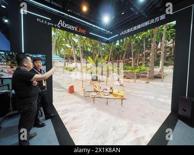 PEKING, CHIAN - 17. APRIL 2024 - Besucher besuchen das „XR Immersive Studio“ im „Beijing International Audiovisual Integrated Equipment and Technolo“ Stockfoto