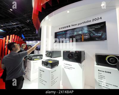 PEKING, CHIAN - 17. APRIL 2024 - Besucher besuchen „Engineering Projektors“ im „Beijing International Audiovisual Integrated Equipment and Technolog“ Stockfoto